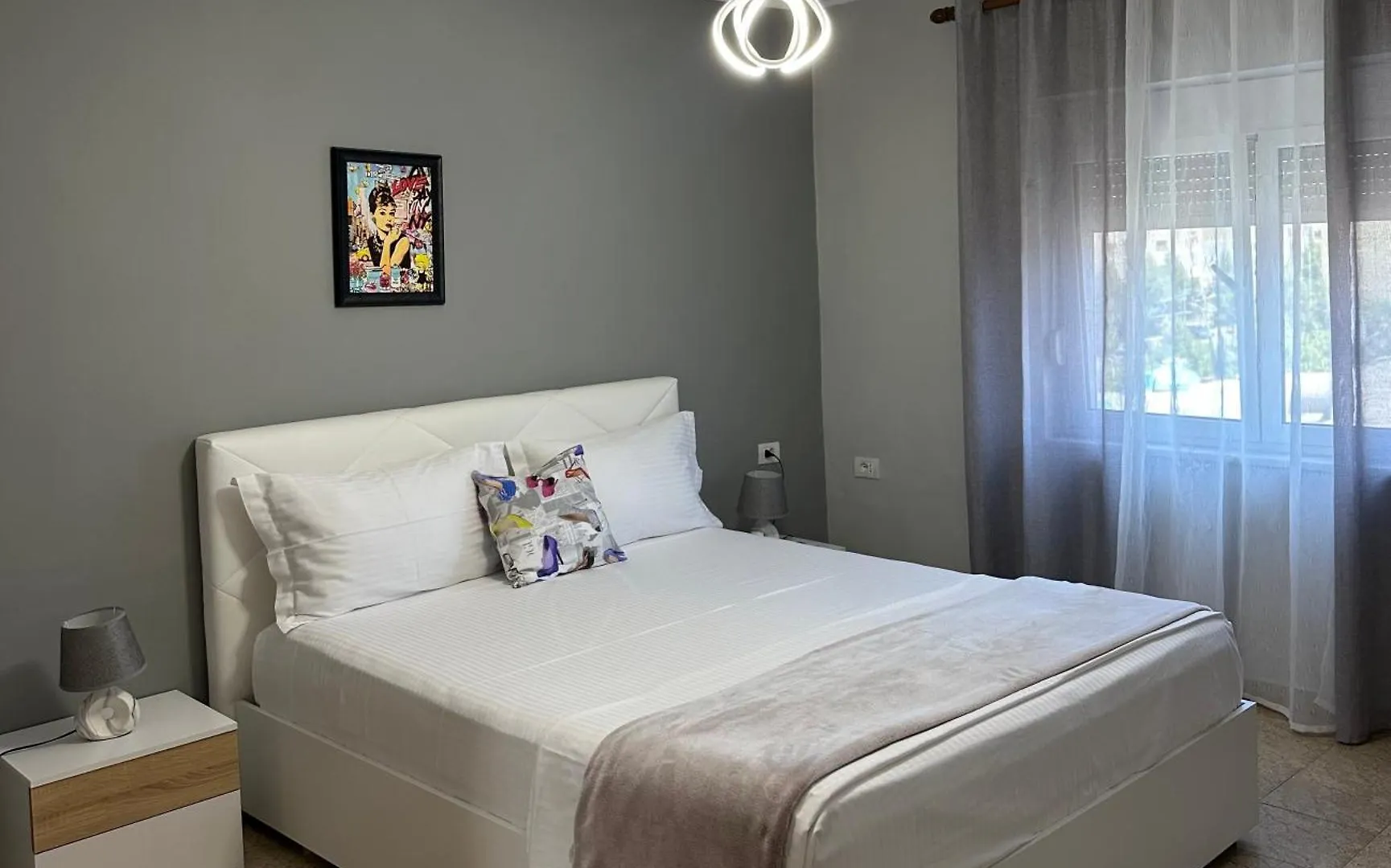 Oxhaku Apartment Тирана Албания